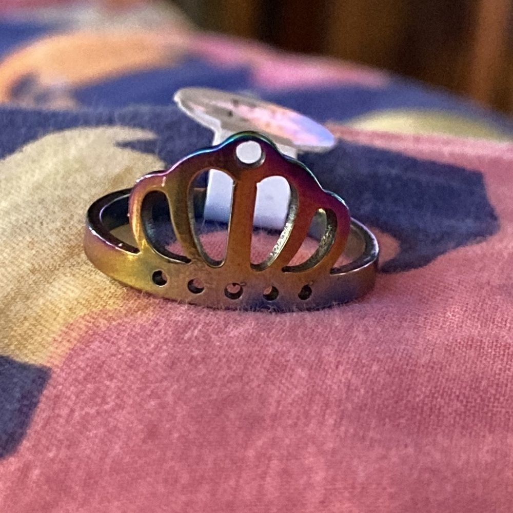 Queen princess crown ring
New 
Size 7.5
Excellent Condition no flaws 
Rainbow